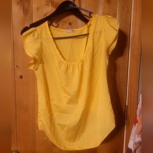 Stunning! Body Central Metallic-looking Yellow 💛 open-back flutter sleeves top